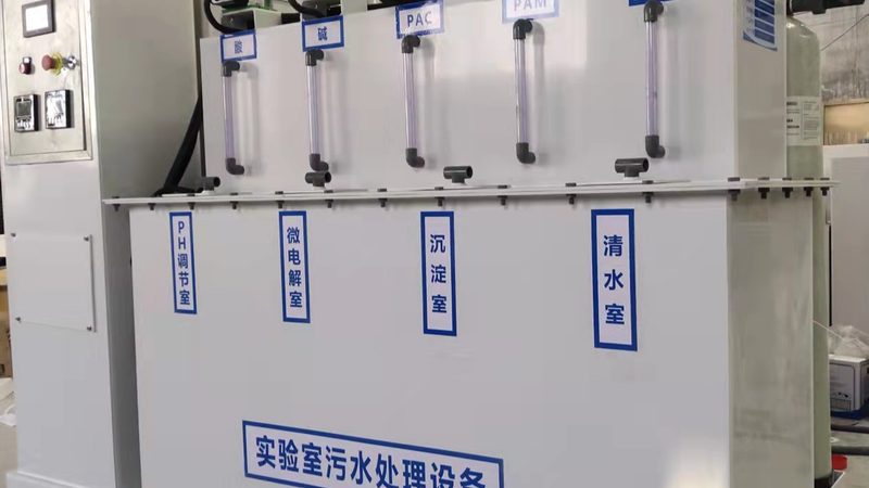 化工车间如何高效去除VOCs？活性炭吸附箱的选型关键